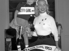Королева Свитеров, 1952. В1952 году Жанна Дэвис из Алабамы выиграла ежегодный конкурс «Королева свитеров».