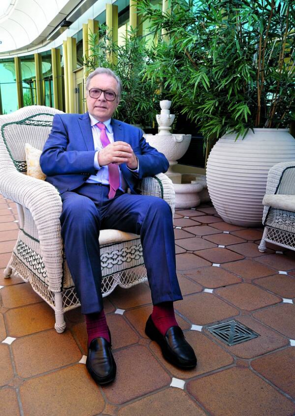 Кшиштоф ЗАНУССІ, 76 років, режисер.  Народився в польській сім’ї італійського походження. Батьки – Єжи Зануссі й Ванда Невядомська. З Італії до Польщі рід перебрався у середині ХІХ століття. Італійські виробники техніки Зануссі – їхні родичі. Дитинство провів у Варшаві. Закінчив фізичний факультет у тамтешньому університеті, філософський – у Ягеллонському та режисерський – у Школі кінематографії у Лодзі. Із 1971 року був віце-президентом Товариства польських кінематографістів, з 1987-го – член Комітету кінематографії. Зняв 27 повнометражних художніх фільмів, ще кілька десятків – телевізійних. 1980-го стрічку ”Константа” відзначило журі Каннського кінофестивалю. 1984-го здобув ”Золотого лева” на Венеційському фестивалі за ”Рік спокійного Сонця”. 2008-го в чорній комедії ”Серце на долоні” в ролі олігарха зняв Богдана Ступку. Той шукає донора для термінової пересадки серця і складає заповіт таким чином, щоб якомога більше завдати шкоди людству. В Україні фільм у прокат не вийшов. До більшості своїх картин сам пише сценарії. Автор 14 книжок про кінематограф, власні фільми, збірки сценаріїв і спогадів. Українською друкували автобіографічну ”Час помирати”. Цього вересня в харківському ”Фоліо” вийде нова книжка ”Правила життя, або Як з’їсти тістечко і все одно його мати”. Дружина – Ельжбета Ґрохольська з графського роду Ґрохольських, що мали маєток на Вінниччині. Живуть у будинку за 30 кілометрів від Варшави. Дітей не мають