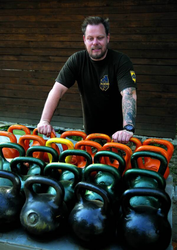 Швед Майкл Скіллт на столичній тренувальній базі добровольчого полку ”Азов” готує з півсотні бійців для виїзду на фронт
