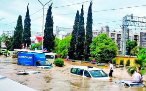 Автомобілі стоять на затопле­ній вулиці у Сочі. На вихідних рівень води спав. Місце­ва влада підраховує збитки