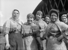 Женщины на шахте. Они перекладывали и сортировали уголь. 1918 год.