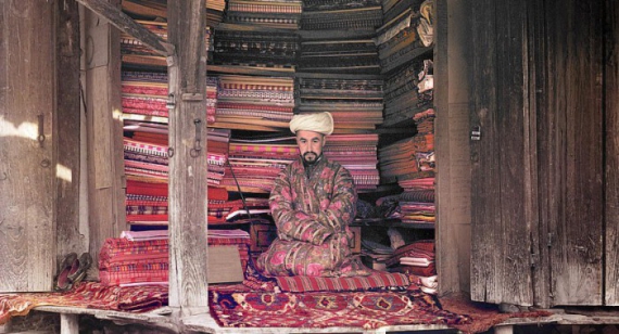 Продавець тканин у своїй лавці в Самарканді.