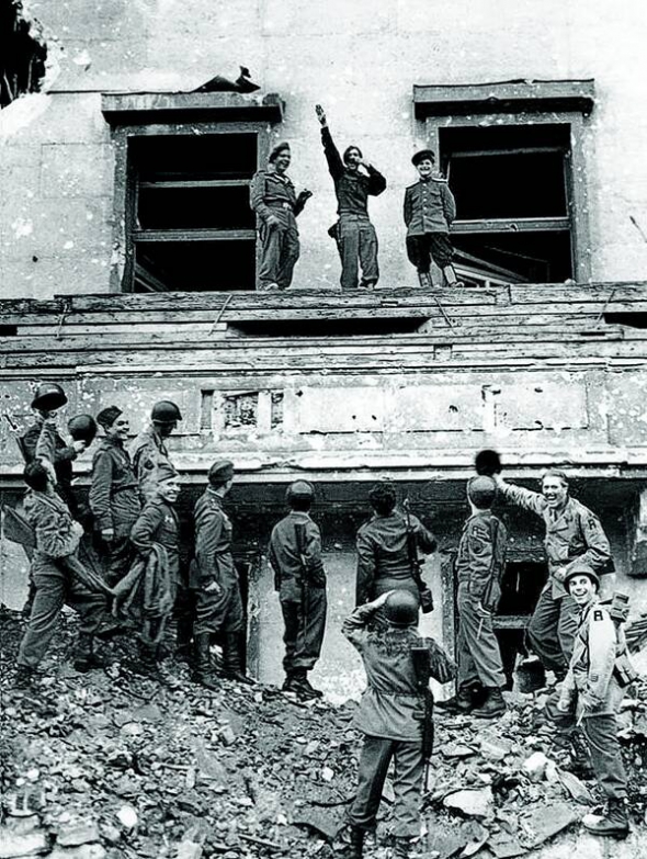 6 липня 1945 року американські, британські та радянські солдати позують на руїнах нової ­рейхсканцелярії на вулиці Восштрассе в Берліні