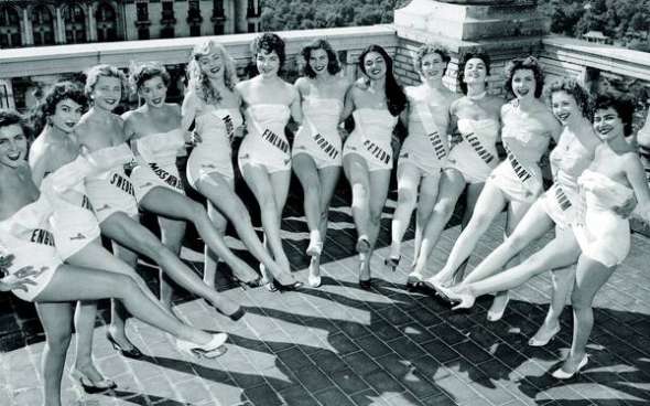 11 липня 1955 року учасниці конкурсу краси ”Міс Всесвіт” відпочивають на даху будинку в Лонг-Біч, штат Каліфорнія, США