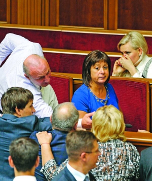 Народні депутати обступають міністра фінансів Наталію Яресько під час засідання Верховної Ради 1 липня