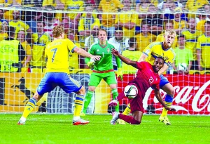 Збірна Швеції виграла чемпіонат Європи з футболу серед 21-річних. У фінальному матчі турніру подолали Португалію. Основний час гри закінчився внічию — 0:0. У серії пенальті влучнішими були футболісти з півночі континенту. На фото: капітан шведів Хілемарк протистоїть португальцю Рикардо.