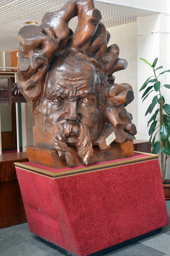 Погруддя Шевченка, яке було подароване театру в день відкриття 1 вересня 1965 року. Воно виготовлене із 200-річного кореня сосни майстром із Луганська Стрільцовим.