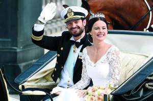 Принц Швеції Карл Філіп з дружиною Софією Хеллквіст каретою приїхали до королівського палацу у Стокгольмі