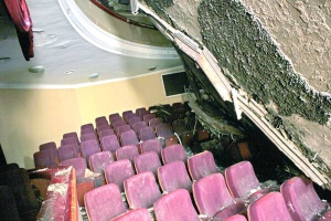Глядацька зала Черкаського драмтеатру частково вціліла після пожежі 1 липня. Усе, що не знищив вогонь, пошкодила вода, якою рятувальники заливали полум’я. У мерії говорять: доки збиратимуть гроші на капітальний ремонт театру, будівлю законсервують