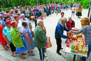 Жителі одного з районів Донецька стоять у черзі до пункту роздачі хліба, 3 липня 2015 року