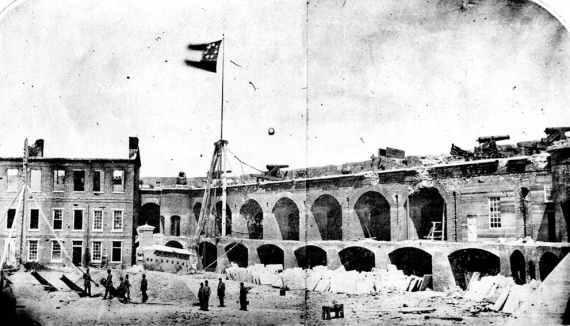 Форт Самтер, штат Південна Кароліна, квітень 1861 року, під прапором Конфедерації. Він піддався бомбардуванню, протягом 48 годин і здався конфедератам.