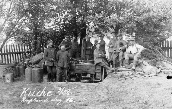 Возле полевой кухни, август 1916
