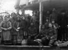 Волынские женщины и дети и немецкие солдаты, село Сушибаба (сейчас Турийского района), ноябрь 1916