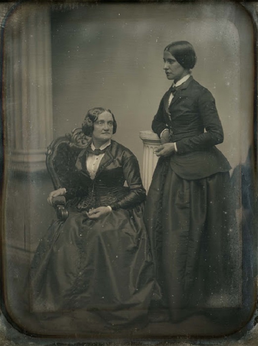 Театральная актриса Шарлот Кашман (слева) и журналистка, актриса-любительница Матильда Хейс, с которой они прожили более 10 лет, шокируя общество больше совершенно одинаковыми платьями, чем фактом однополой любви, 1850-е года. 