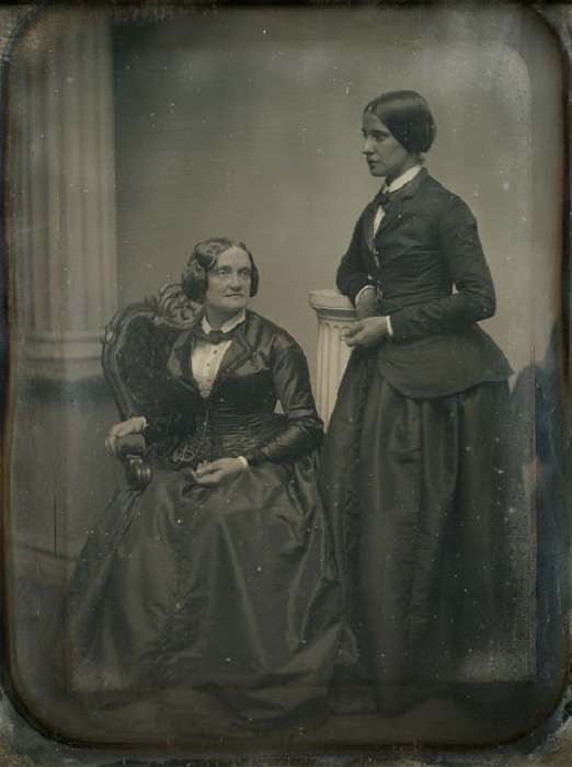 Театральная актриса Шарлот Кашман (слева) и журналистка, актриса-любительница Матильда Хейс, с которой они прожили более 10 лет, шокируя общество больше совершенно одинаковыми платьями, чем фактом однополой любви, 1850-е года. 