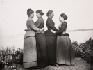Члени феміністського жіночого клубу «The Darned Club»: Аліса Остін (ліворуч), Труді Екклстон, Юлія Марш, і Сью Ріплі.