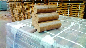 Паливні брикети продають у плівці. Компактні упаковки мають вагу до 10 кілограмів. Пелети продають в мішках по 15 кілограмів
