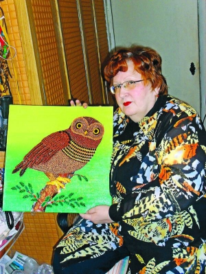 Полтавка Ольга Літус показує сову з насіння. 2009-го повезла свої роботи до Німеччини. Після повернення отримала звання заслуженого майстра народної творчості