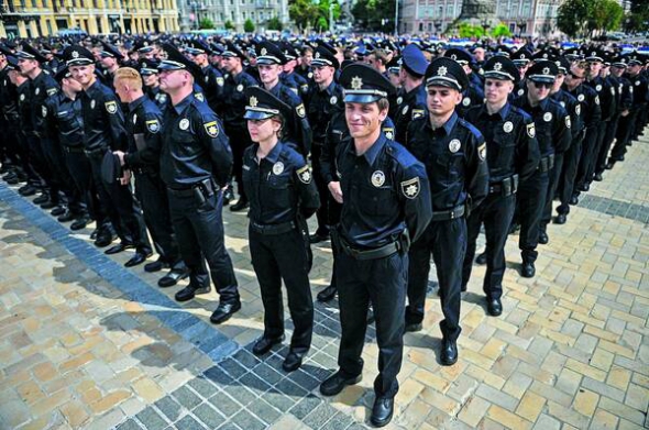 Поліцейські під час церемонії першого випуску академії патрульної служби на Софійській площі в Києві 2 липня