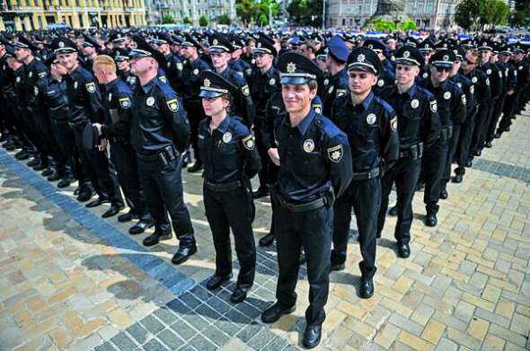 Поліцейські під час церемонії першого випуску академії патрульної служби на Софійській площі в Києві 2 липня