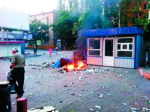 18 липня бойовики обстріляли з ”Градів”, танків і мінометів центр Донецька. Снаряди влучили в супермаркет ”Амстор”, почалася пожежа. У кіосках, що розташовані поряд, вилетіло скло