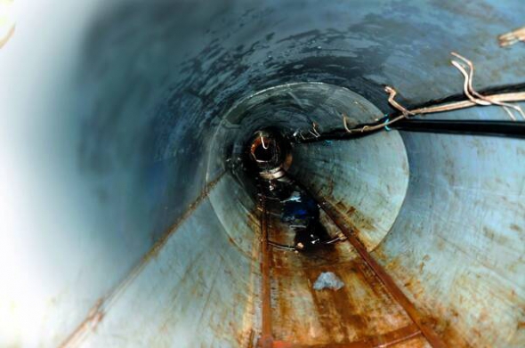 Тунель, яким контрабандисти доправляли із Закарпаття до Словаччини товари, викрили три роки тому. Завдовжки понад 600 метрів, діаметр – 90 сантиметрів. Був електрифікований, мав рейки та вагонетки