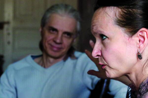 Ольга ЧИСТОКЛЕТОВА, 48 років, актриса допоміжного складу Першого академічного українського театру для дітей та юнацтва у Львові. Народилася в селищі Донське Волноваського району на Донеччині. За освітою – біолог. – Ніколи не почувалася стовідсотковою донеччанкою, доки жила там. Але дуже сумую за нашим домом. Своя оселя з’явилася не так давно. Щойно привели її до ладу, як почалася війна, – розповідає. Майже 20 років була актрисою Донецького камерного театру ”Жуки”. У 1995–1997-х – актриса Краматорського мiського театру. Керувала театральними студіями при будинках культури Донецька. Торік переїхала до Львова. Захоплюється народним співом. Любить готувати. Влітку робить болгарський традиційний суп чорба, але без м’яса. Разом із чоловіком – вегетаріанці