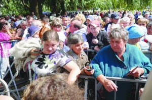 Чернігівчани прориваються до намету на вулиці Пушкіна, де роздають продуктові набори. 17 липня