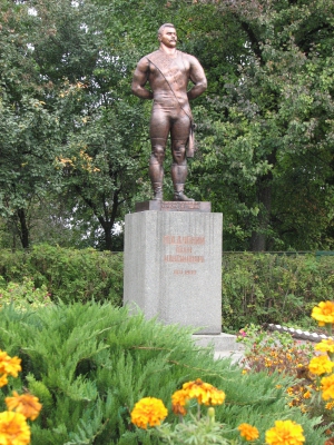 Памятник Пиддубному в его родном селе.