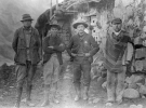 Хайрем Бингхэм (слева) и его члены команды во время повторной экспедиции в Мачу-Пикчу. Фото 1912