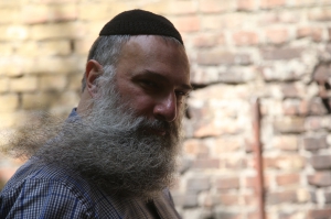 Авраам ШМУЛЕВИЧ, 46 років, рабин, президент Інституту східного партнерства, спеціаліст із політичного ісламу  Народився в Мурманську, Росія, в сім'ї журналістів. Освіту здобув на біологічному факультеті Ленінградського державного університету. Відрахували на третьому курсі - за антирадянську діяльність. Подорожував Кавказом і Середньою Азією, вивчав суфійський іслам.  Наприкінці 1980-х очолював ленінградське представництво організації "Союз Сіона". 1991 року емігрував до Ізраїлю, де здобув рабинську освіту. Найголовнішим досягненням вважає створення ідеології гіперсіонізму й руху "Беад Арцейну" - "За батьківщину". Метою ідеології та руху є Ізраїль від Нілу по Євфрат.  Володіє івритом, англійською та російською мовами. Живе в ізраїльському місті Хеврон.  Неодружений