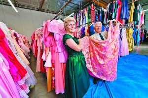 Американське подружжя Марго та Пол Брокман показують плаття зі своєї колекції. 55 тисяч суконь зберігають на складі площею 14 ”квадратів”. Щомісяця за його оренду платять 2,2 тисячі доларів