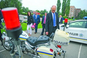 Прем’єр Арсеній Яценюк оглядає мотоцикли та машини патрульної поліції Харкова 31 липня. Нова служба вийде на вулиці 19 вересня