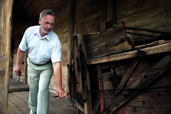 Юрій БОЙКО, 53 роки, священик, директор Національного музею архітектури й побуту України у Пирогові. Народився у селі Горохове Кагарлицького району Київської області. Батько був учителем української мови й літератури. 76-річна мати працює акушеркою. В Українському поліграфічному інституті імені Івана Федорова здобув фах художника-графіка. 1998-го став бакалавром богослов’я, закінчивши Колегію імені Патріарха Мстислава. У 2002–2006 роках був народним депутатом України від блоку Віктора Ющенка ”Наша Україна”. Від 31 січня 2015-го виконує обов’язки генерального директора Національного музею народної архітектури й побуту України у селищі Пирогів під Києвом. Міністерство культури уклало з ним угоду на п’ять років. Настоятель парафії Святих великомучеників Бориса і Гліба Української автокефальної православної церкви на столичних Теремках. Любить рибалити, але цього року ще не пробував. У вільний час малює і фотографує. Будував церкви в Києві, у Карпатах, у Канівському районі на Черкащині: ”Вже два цих воєнних роки – повна пауза. Просити меценатства на церкву, коли гроші бійцям потрібні, не можу”. Живе в Києві. Дружина – психолог. Донька 30-річна Дарина – шеф-редактор новин культури на телебаченні, 26-річна Юлія – ландшафтний дизайнер