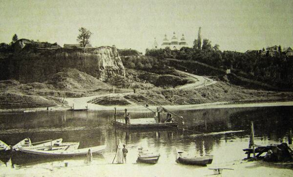 Поромна переправа на Старе місто у Вінниці, близько 1900 року. На протилежному боці – Замкова гора, де до 1580-го стояв замок. Зараз тут пустир, а навпроти – набережна, що веде до світло-музичного фонтану