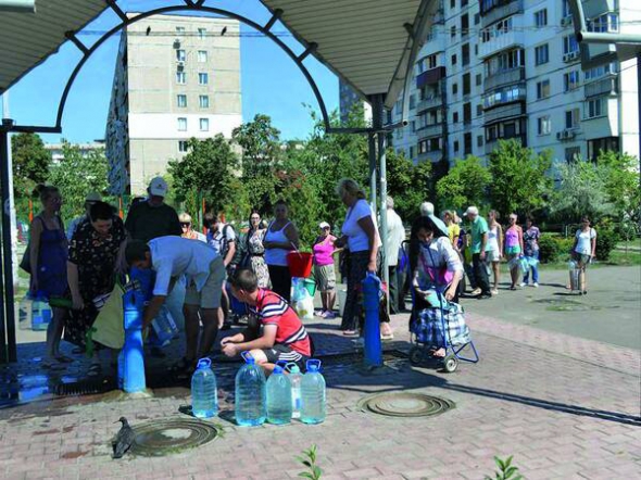 Люди стоять у черзі до бювета по воду в Києві 7 серпня. Через аварію в центральному каналізаційному колекторі водопостачання не було у двох тисячах будинків