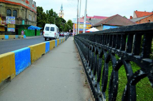 Горбатий міст через річку Вирка в центрі закарпатського міста Берегове. У кольори українського прапора міст розмалювали місцеві активісти після початку антитерористичної операції на Донбасі