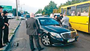 Поліцейські зупинили кортеж віце-президента УЄФА Григорія Суркіса 13 серпня у столичному мікрорайоні Академмістечко. Авто мало заборонені спецсигнали