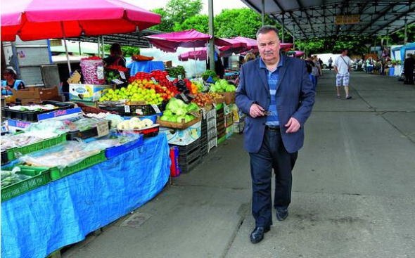 Іван СТЕФАНИШИН, 59 років, експерт з аграрних питань. Народився в селі Честині Кам’янка-Бузького району на Львівщині. Батько працював на залізниці, мати – домогосподарка. 1977 року закінчив з відзнакою Львівський сільськогосподарський інститут – тепер Національний аграрний університет у Дублянах. Спеціальність – агроном. Працював в агрохімічній лабораторії, потім – в обласному управлінні сільського господарства. 2001-го призначений начальником головного управління сільського господарства та продовольства Львівської облдержадміністрації. Далі тричі обіймав посаду заступника губернатора з питань АПК. На державній службі працював 27 років. 2012-го, після звіту перед облрадою, мав інфаркт. Останні роки працює в адміністрації оптового ринку сільськогосподарської продукції ”Шувар” у Львові. Радник директора з питань АПК. Живе з родиною у Львові. Із дружиною Галиною виховали двох синів. 33-річний Андрій працює в компанії мобільного зв’язку. 22-річний Юрій закінчує економічний факультет Львівського національного університету імені Франка