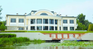 Біля будинку мільярдера Василя Хмельницького на Жуковому острові є басейн, облаштована стоянка для яхт, тенісні корти, піщаний пляж