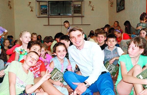 Василь Фурман вручив книжки дітям, які приїхали у Черкаси на відпочинок з Донбасу