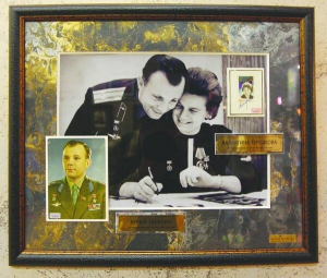 Автографи радянських космонавтів Юрія Гагаріна та Валентини Терешкової показали на виставці у столичній галереї ”Висоцький”. Їх продадуть з аукціону