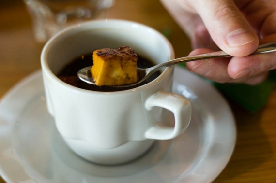 Лапландска кава (Фінляндія). У чашку спочатку кладеться лапландський сир, потім заливається кава.
