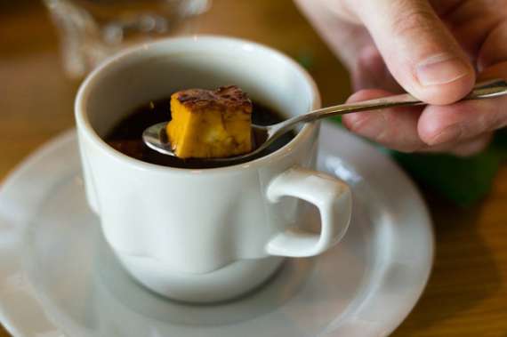 Лапландска кава (Фінляндія). У чашку спочатку кладеться лапландський сир, потім заливається кава.