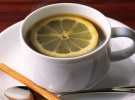 Эспрессо по-римски (Италия). Эспрессо с долькой лимона, причем перед употреблением лимон надо «расплющить» ложечкой о стенки или дно чашки.