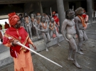 "Святые люди" идут на фестиваль горшков. нашик, Индия, 27 августа 2015
