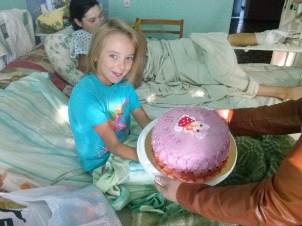 На День рождения Виктории Перебийнис односельчане подарили торт