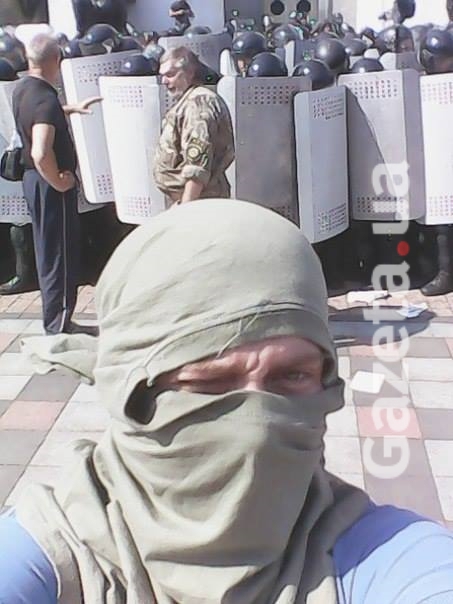 Игорь Гуменюк с футболкой на голове за несколько минут до броска гранаты