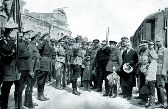 Українські та польські офіцери вітають головного отамана Армії УНР Симона Петлюру в Кам’янці-Подільському, 1920 рік