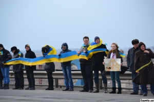 Акция единения Украины на мосту через Днепр в Херсоне на 200-летие Шевченко, 9 марта 2014 года